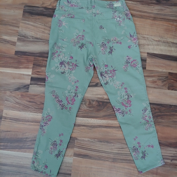 Seven 7 - Picture 7 of 7